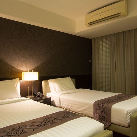 Lily Hotel Bangkok Exterior photo